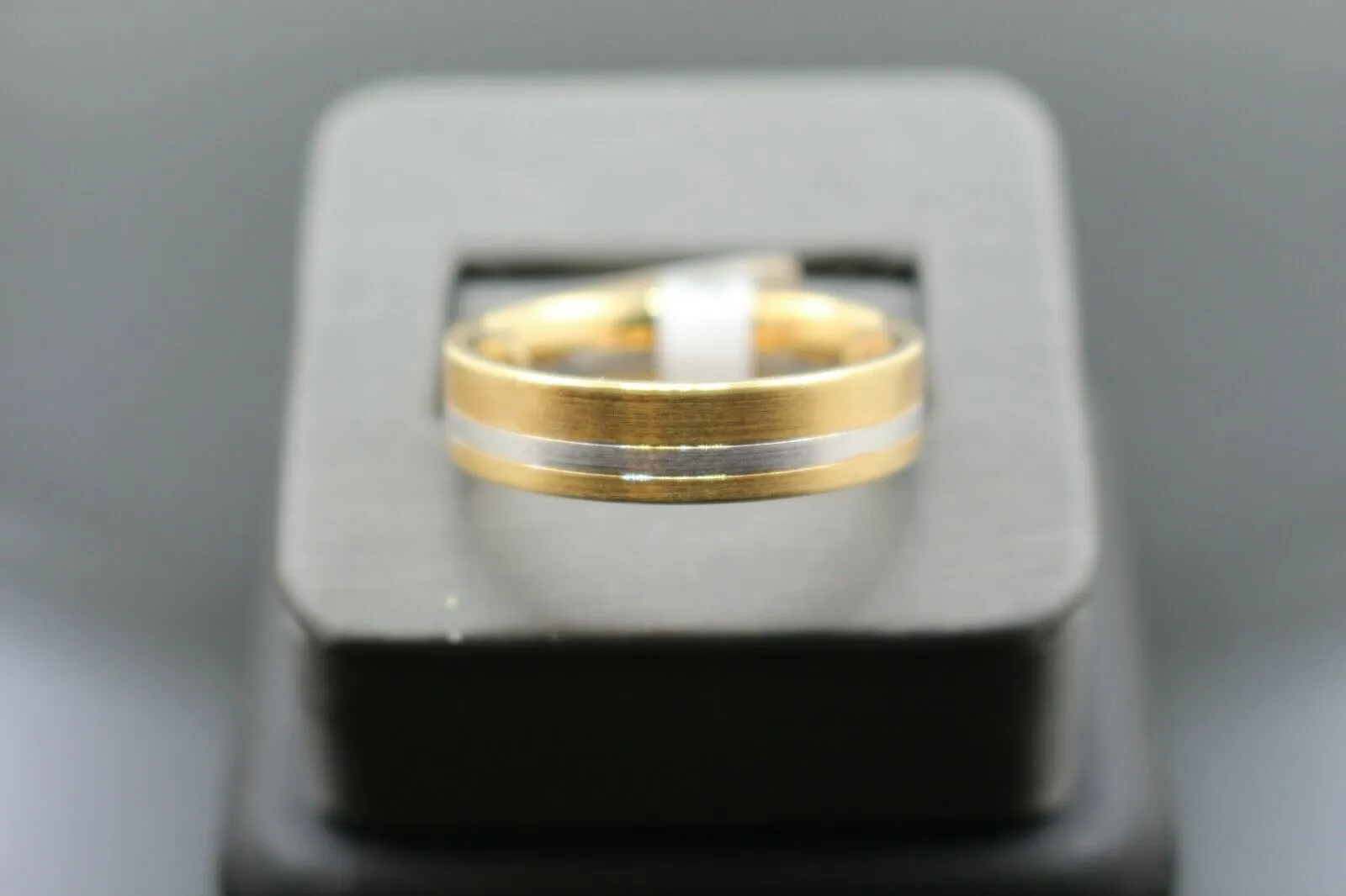 18k Solid Gold Elegant Ladies Modern Shiny Disc Finish Band Ring R9450m