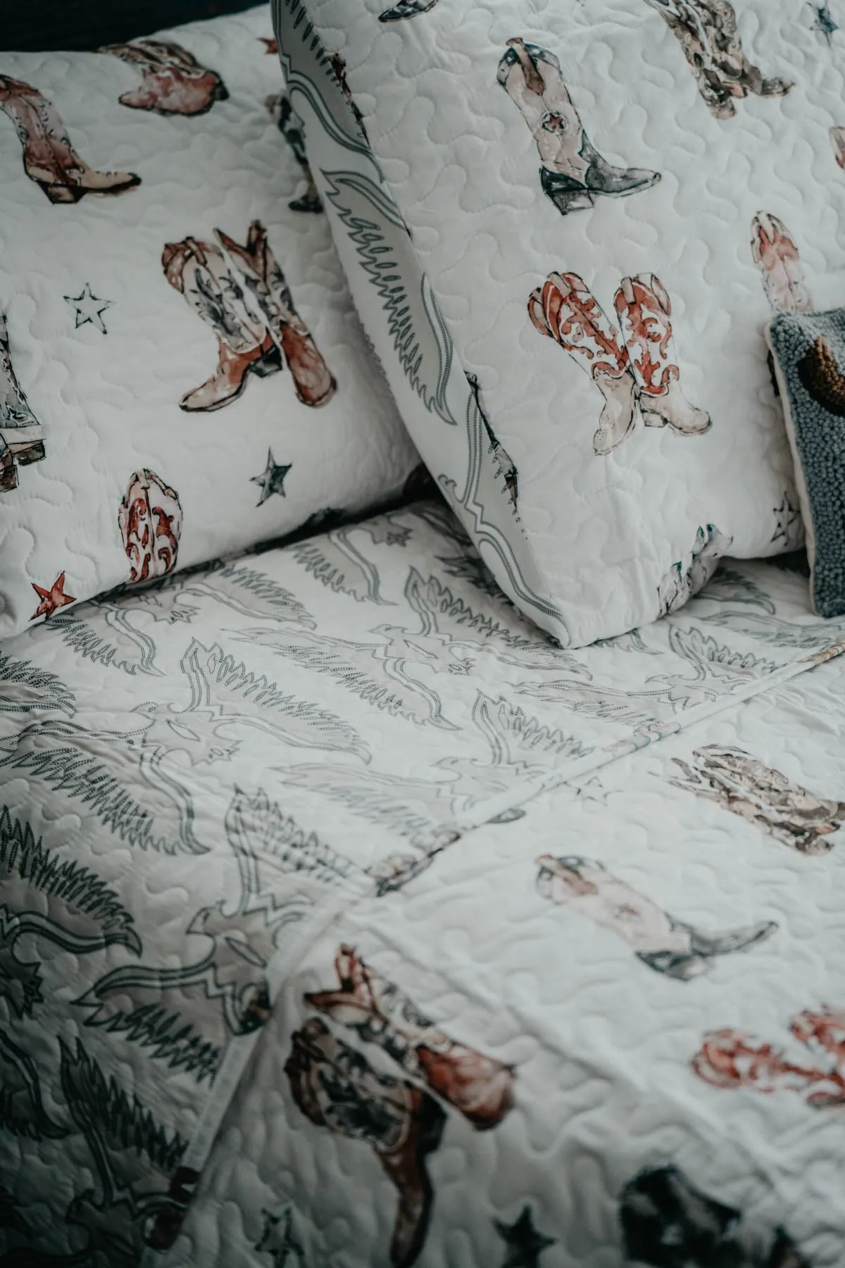 'Thunderbird Boots' Neutral Quilt Set (Twin Queen, King)