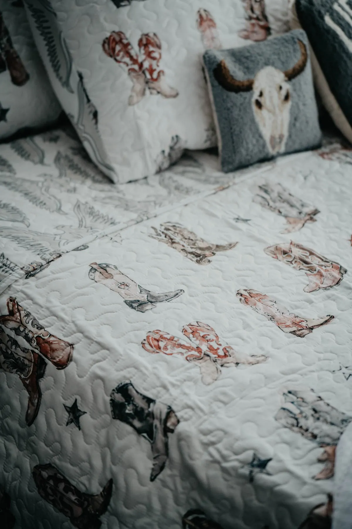 'Thunderbird Boots' Neutral Quilt Set (Twin Queen, King)